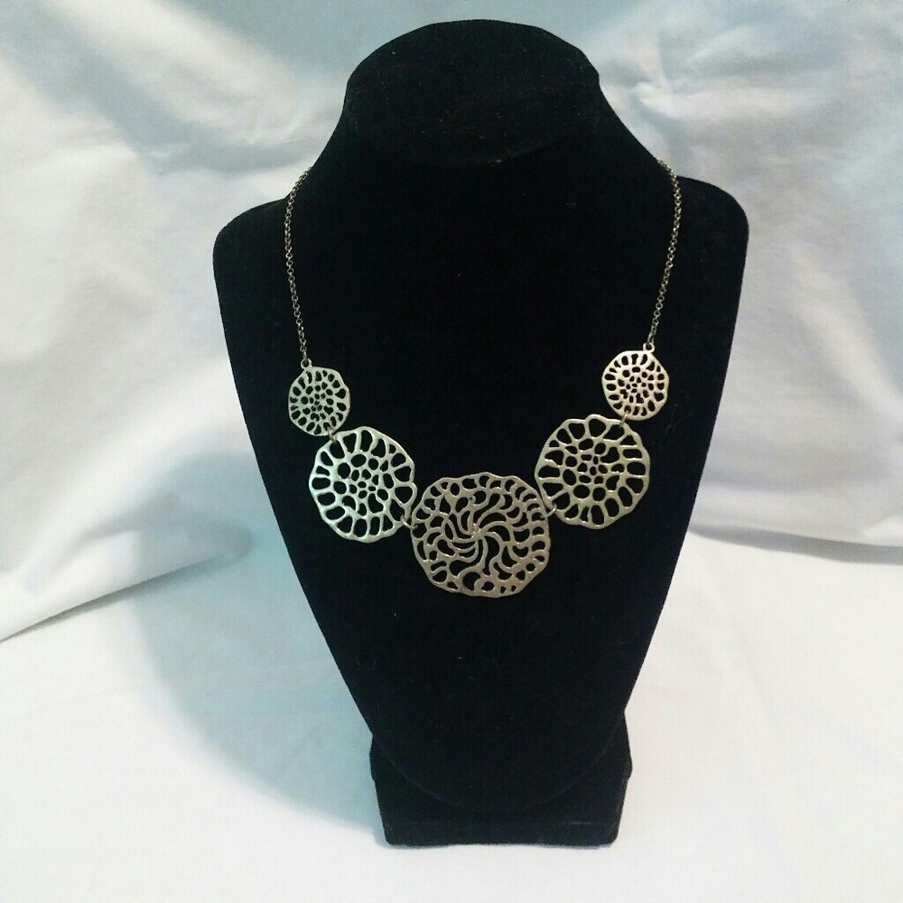 Gold tone graduating link necklace